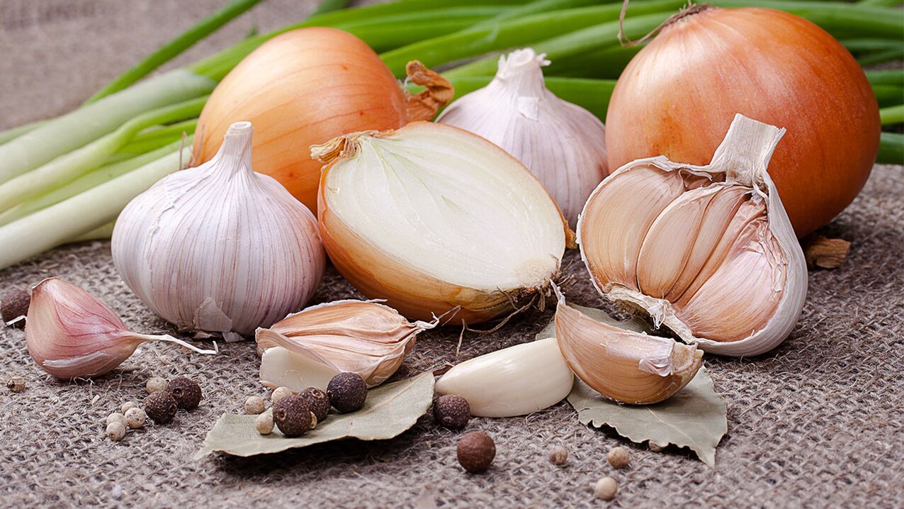 Garlic and onions for treating worms