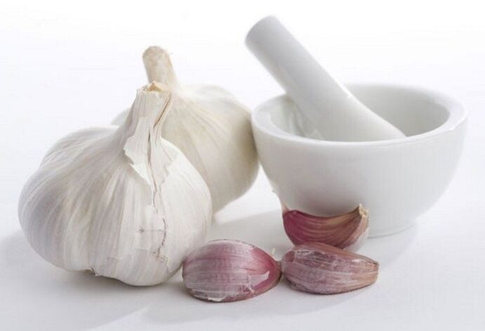 Garlic is a folk remedy for treating worms in adults